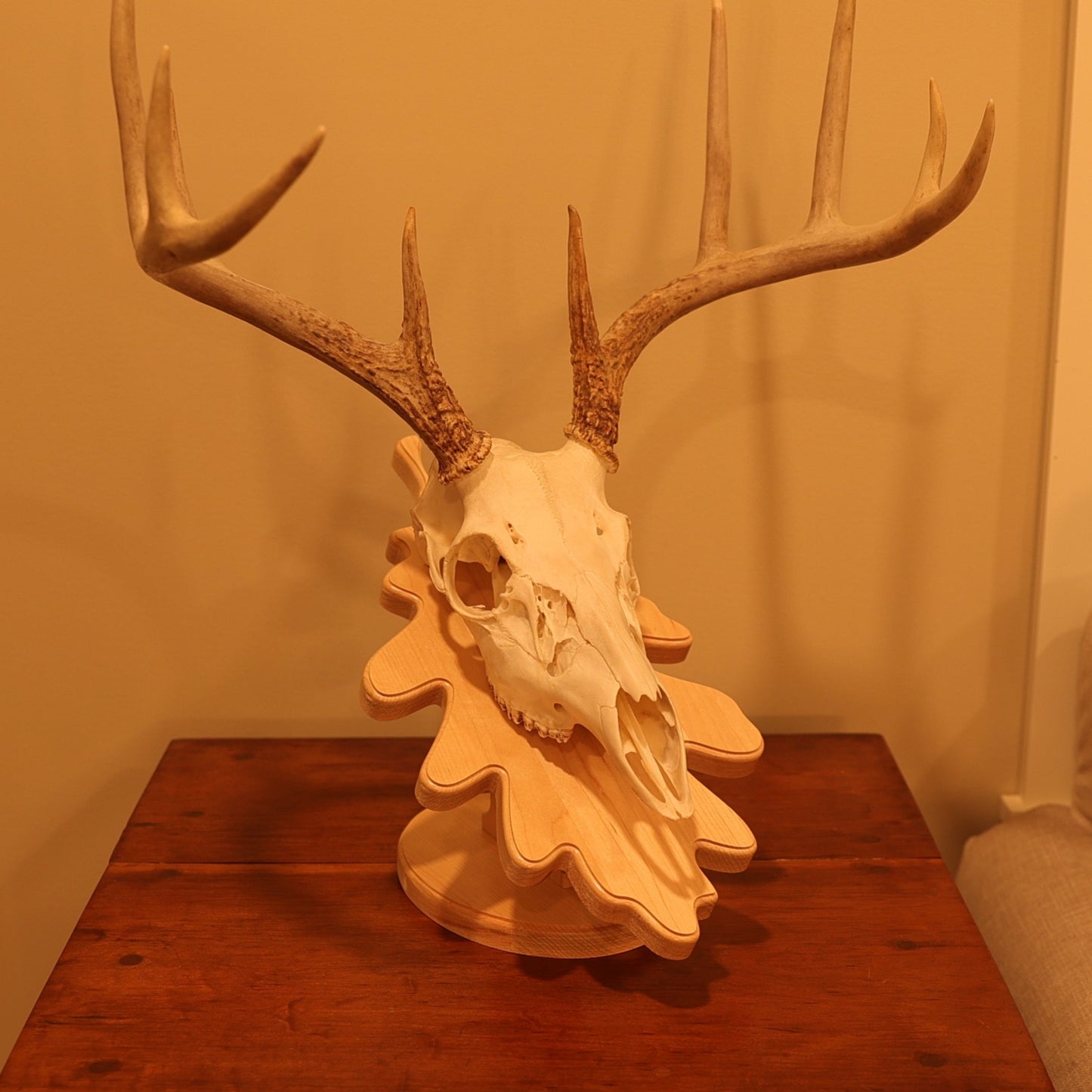 Leaf pedestal wall or tabletop mount